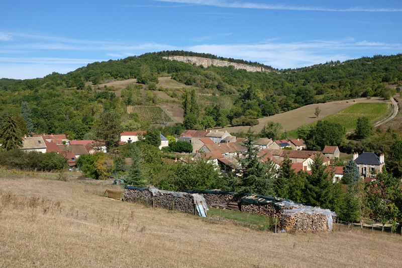 Vue de Cormot et des falaises